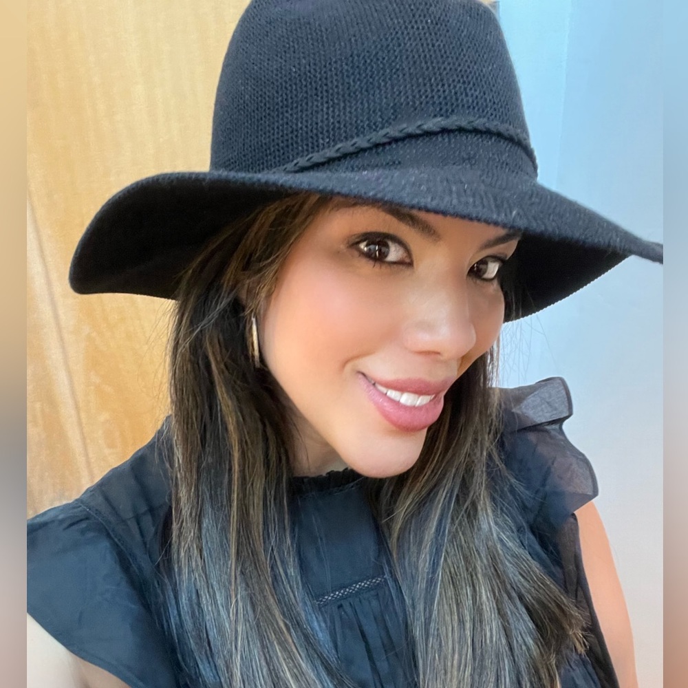 Meet your Posher, Lita